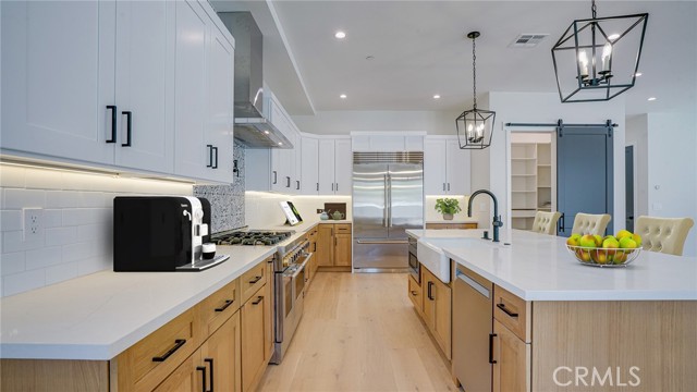 Detail Gallery Image 20 of 68 For 6250 Lindley Ave, Encino,  CA 91316 - 4 Beds | 3/1 Baths