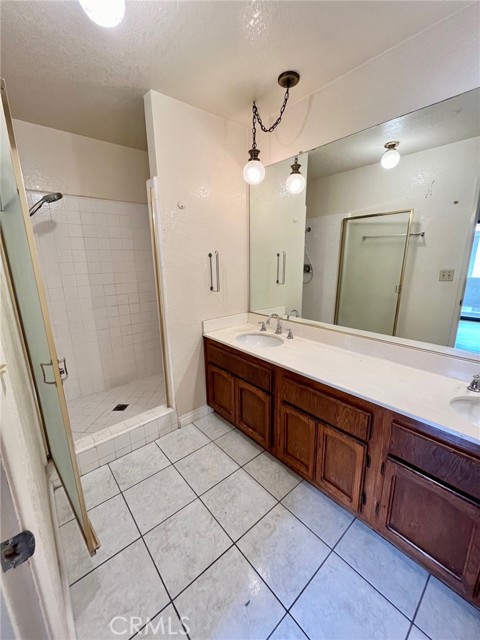 Detail Gallery Image 15 of 21 For 7061 Kester Ave #F,  Van Nuys,  CA 91405 - 2 Beds | 3 Baths
