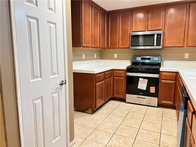 Detail Gallery Image 5 of 25 For 25820 Iris Ave #C,  Moreno Valley,  CA 92551 - 3 Beds | 3 Baths