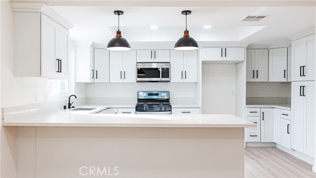 Detail Gallery Image 7 of 49 For 9515 Juniper, Apple Valley,  CA 92308 - 6 Beds | 4/1 Baths