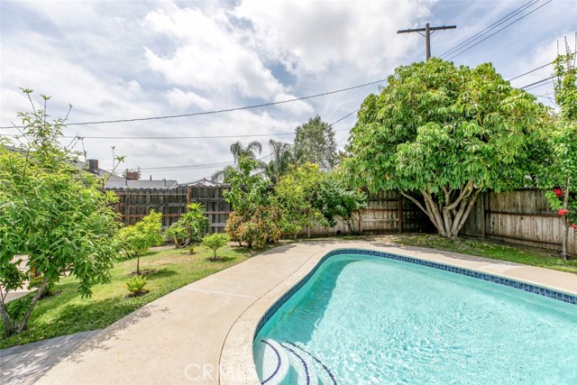 10019 Norwich Avenue, Mission Hills (San Fernando) CA: https://media.crmls.org/medias/930208c4-f339-47e3-89f5-5f1bcd26c2a1.jpg