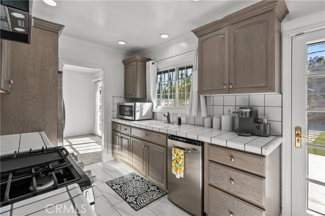 10625 Valjean Avenue, Granada Hills CA: https://media.crmls.org/medias/9306cd9b-2ef3-44bd-ab16-c8460be53236.jpg
