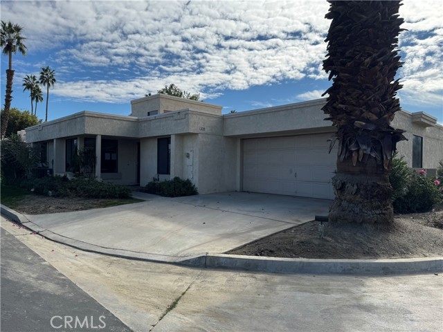 Detail Gallery Image 2 of 12 For 250 via Reneca, Palm Desert,  CA 92260 - 2 Beds | 2 Baths