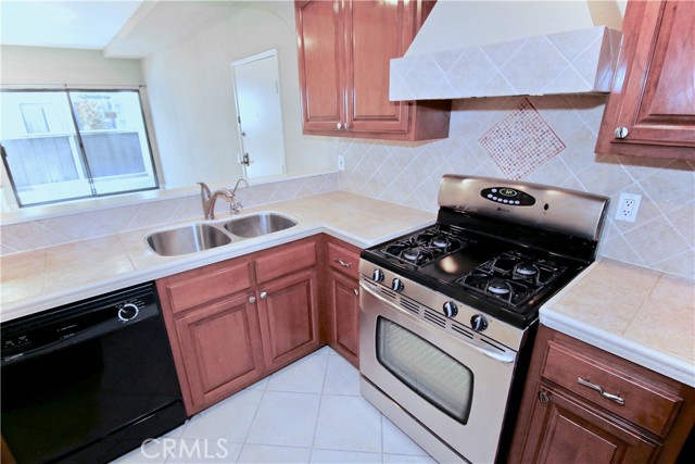 17914 Magnolia Boulevard, Encino CA: https://media.crmls.org/medias/9309abab-a763-48f6-9be3-be8ee7a8d9ac.jpg