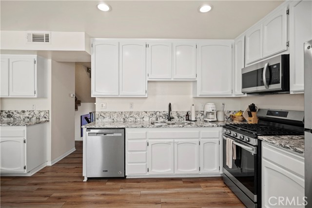 Detail Gallery Image 20 of 53 For 19355 Sherman Way #41,  Reseda,  CA 91335 - 2 Beds | 2/1 Baths