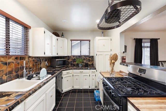 Detail Gallery Image 5 of 30 For 5851 Premiere Ave, Lakewood,  CA 90712 - 3 Beds | 3 Baths