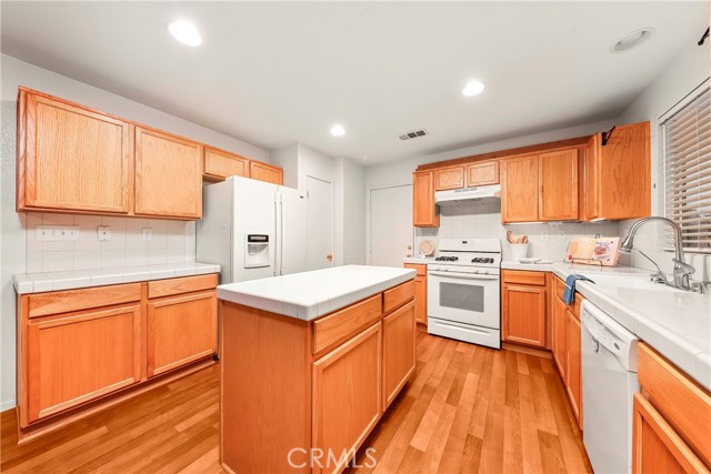 Detail Gallery Image 18 of 53 For 43635 Castle Cir, Lancaster,  CA 93535 - 5 Beds | 3 Baths