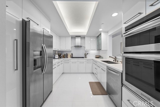 13600 Marina Pointe Dr., Marina del Rey CA: https://media.crmls.org/medias/9312167b-4a6a-49a5-83ad-d9f48c1e1d1f.jpg