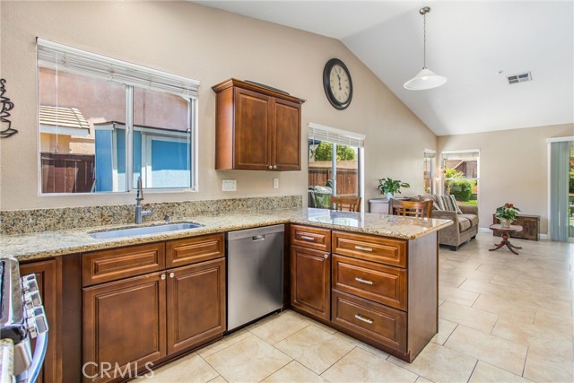 7471 Windrose Drive, Highland CA: https://media.crmls.org/medias/93123286-1dd0-4b89-99fe-ca7c54c074f2.jpg
