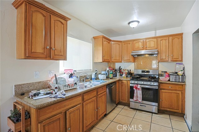 Detail Gallery Image 12 of 36 For 410 E 60th St, Long Beach,  CA 90805 - 5 Beds | 3 Baths