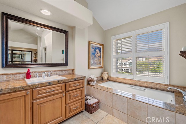 3 Snowdon, Rancho Santa Margarita CA: https://media.crmls.org/medias/93149bc8-238d-4bb1-8f91-3c08e07eeae0.jpg