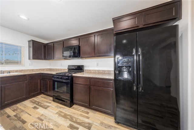 Detail Gallery Image 8 of 29 For 6949 Dewpoint Way, Fontana,  CA 92336 - 4 Beds | 3 Baths