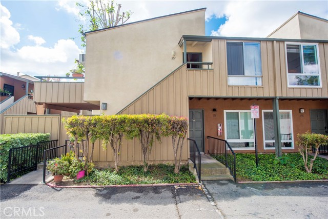 Detail Gallery Image 2 of 12 For 1001 W Stevens Ave, Santa Ana,  CA 92707 - – Beds | – Baths