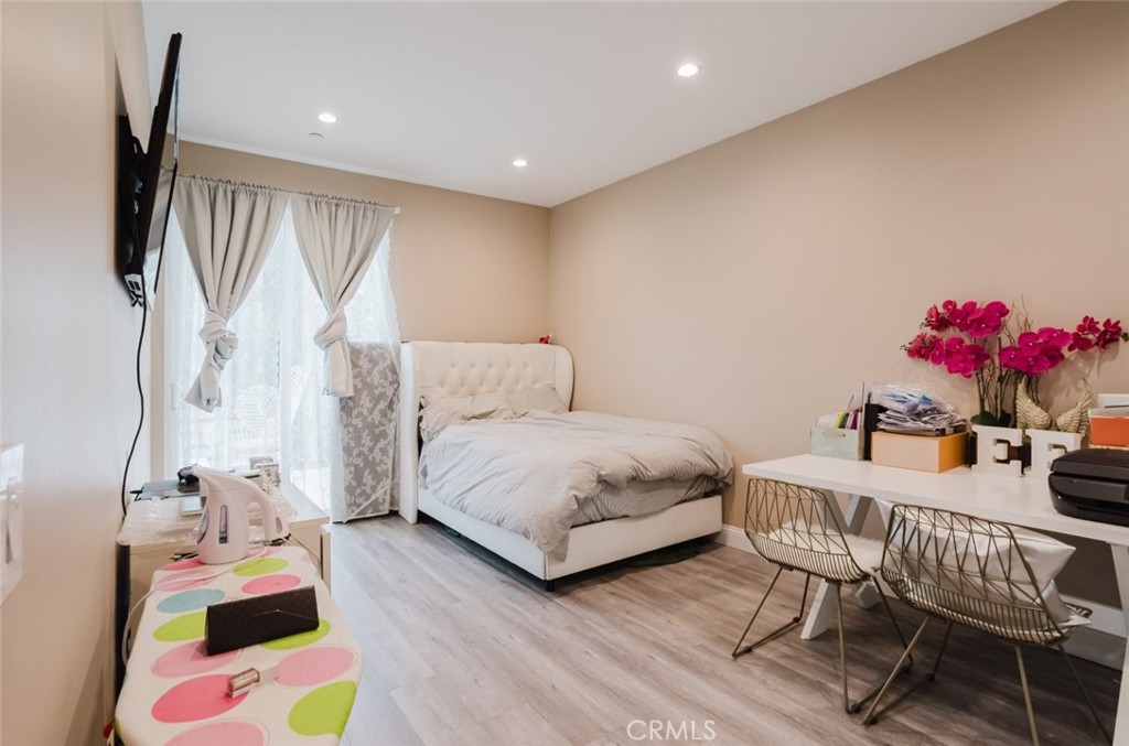 https://media.crmls.org/medias/93172e10-de3d-4fa0-a8ea-af5ad931ae6b.jpg?preset=X-Large