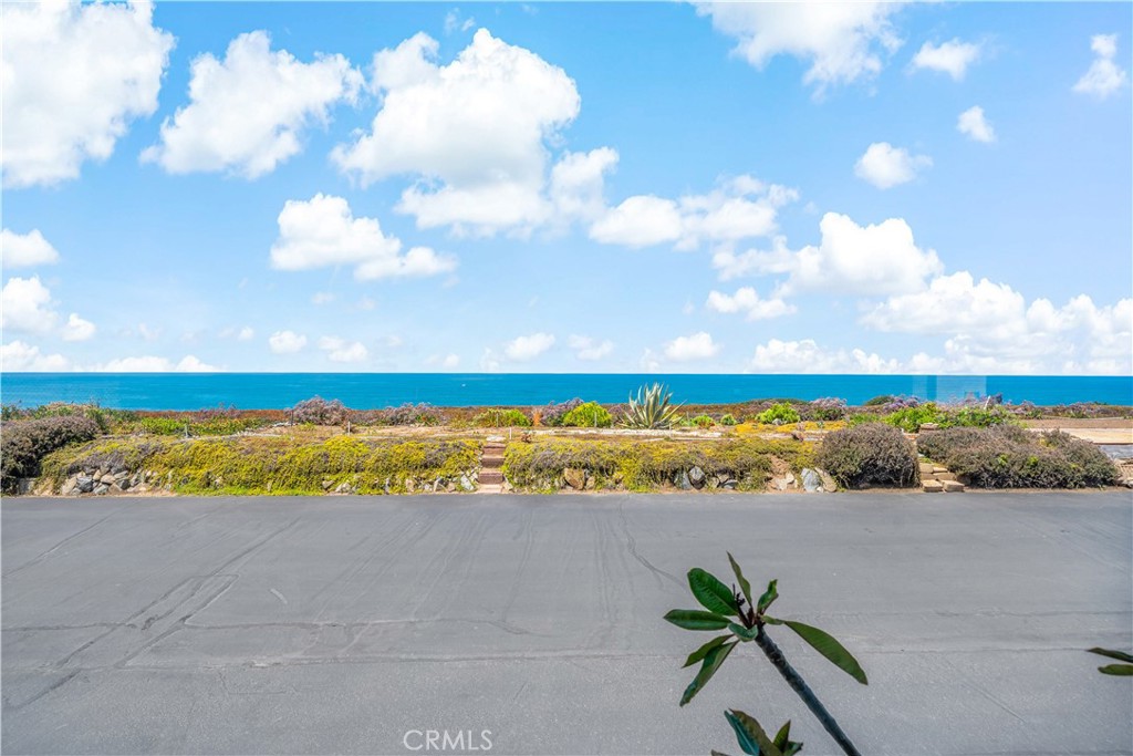 https://media.crmls.org/medias/9319796b-f58b-4f29-8974-2118028b0403.jpg?preset=X-Large