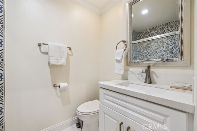 2104 Crenshaw Boulevard, Los Angeles CA: https://media.crmls.org/medias/931b3e19-bfda-4c66-af74-2fe9a17368d0.jpg