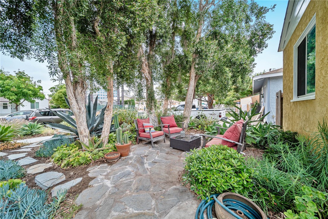 Detail Gallery Image 2 of 52 For 216 S Lincoln St, Burbank,  CA 91506 - 3 Beds | 2 Baths