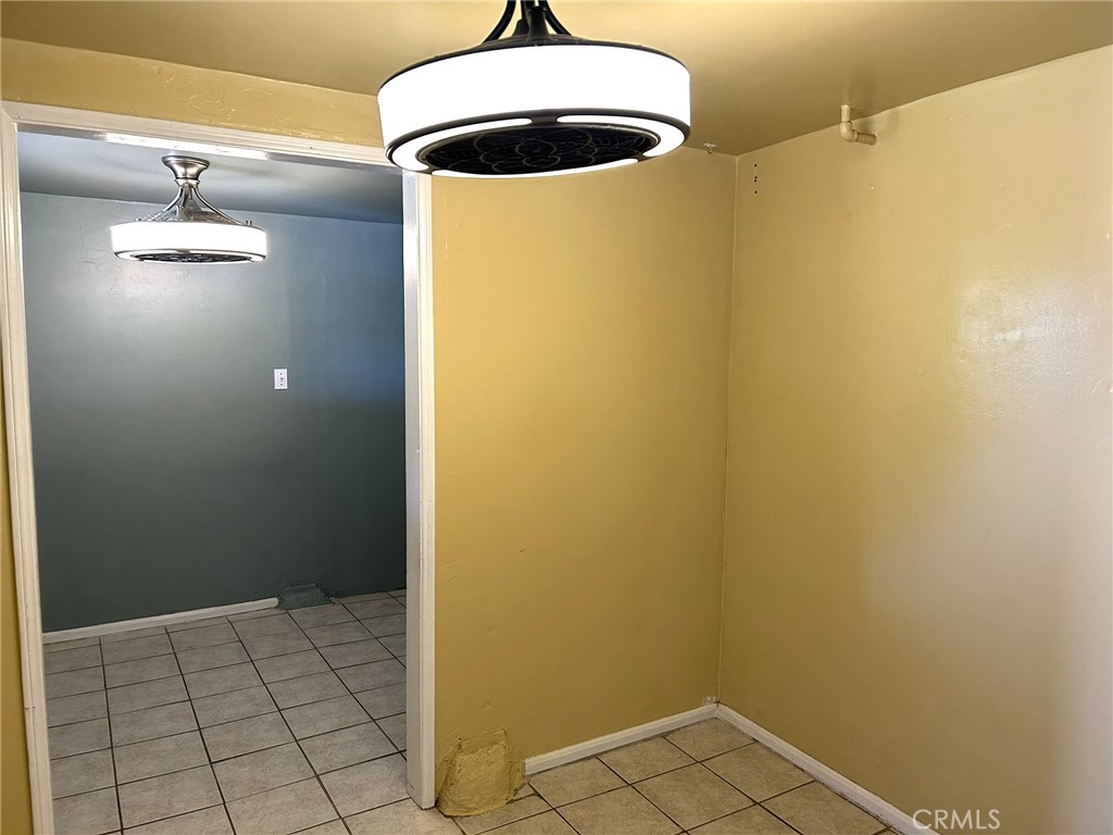 https://media.crmls.org/medias/931f7995-577b-450e-a057-242904a45bb6.jpg?preset=X-Large