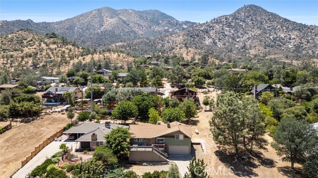 119 Pine Drive, Kernville CA: https://media.crmls.org/medias/93227713-7e5d-4ad0-b2ff-c740ce3f70a9.jpg