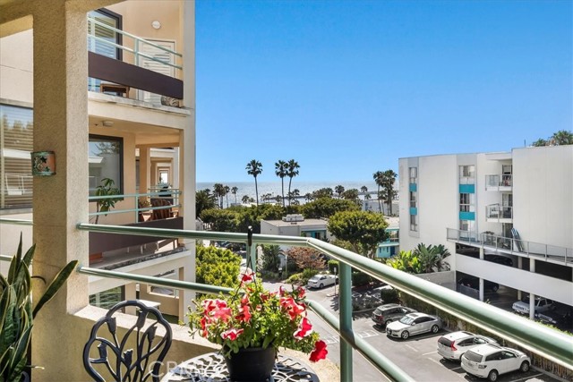 520 The Village, Redondo Beach, California 90277, 2 Bedrooms Bedrooms, ,2 BathroomsBathrooms,Residential,Sold,The Village,PV22148859