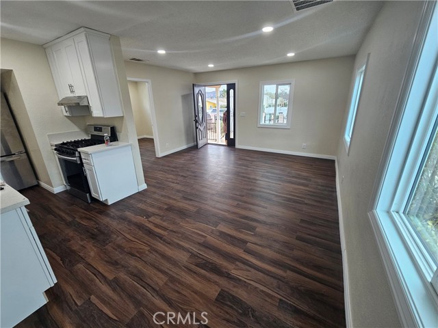 10558 Langmuir Avenue, Sunland CA: https://media.crmls.org/medias/9327d3bb-ec18-4dec-9b03-22bcd02d6133.jpg