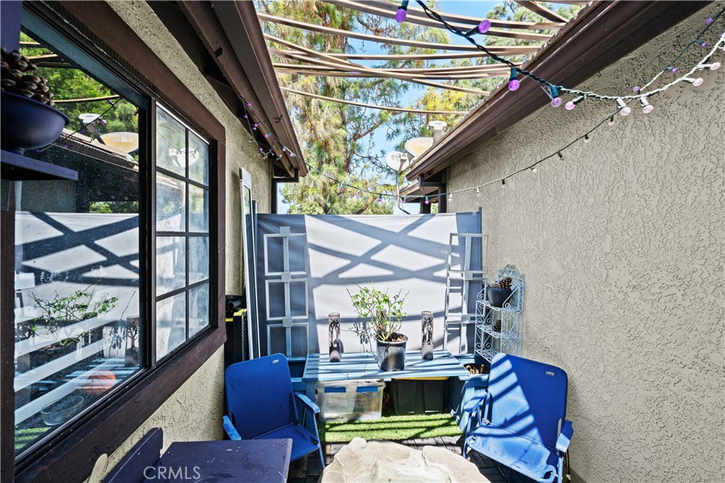 https://media.crmls.org/medias/9328e3f0-d143-4dd0-8c85-21f54b631d58.jpg?preset=X-Large