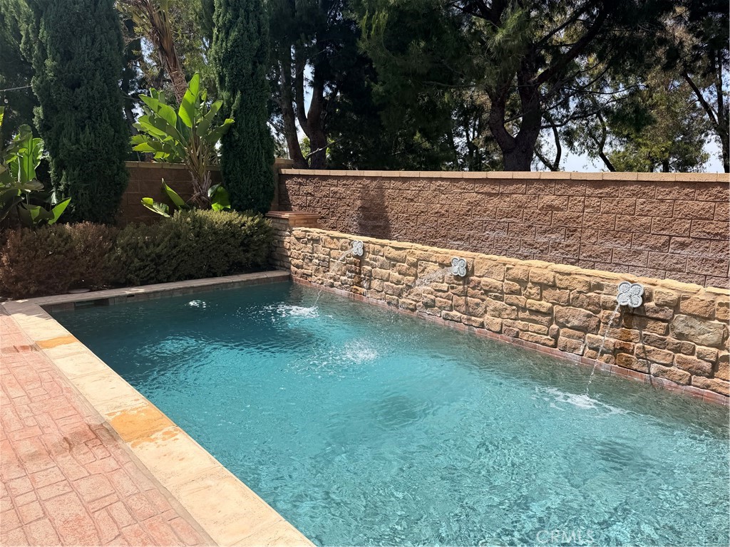https://media.crmls.org/medias/932ac4b9-fb06-4169-b138-5575ae3ab399.jpg?preset=X-Large