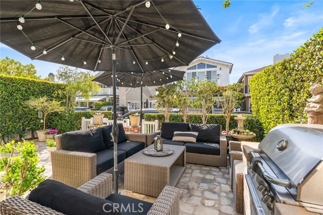 Detail Gallery Image 3 of 37 For 220 Coral, Newport Beach,  CA 92662 - 3 Beds | 3/1 Baths