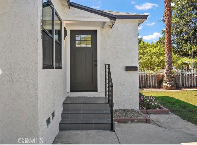 Detail Gallery Image 3 of 13 For 19006 Hartland, Reseda,  CA 91335 - 2 Beds | 1 Baths