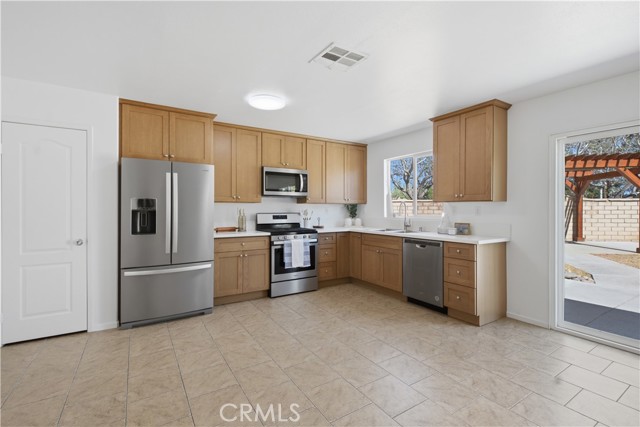 Detail Gallery Image 4 of 26 For 3103 Patti, Lancaster,  CA 93535 - 4 Beds | 2 Baths