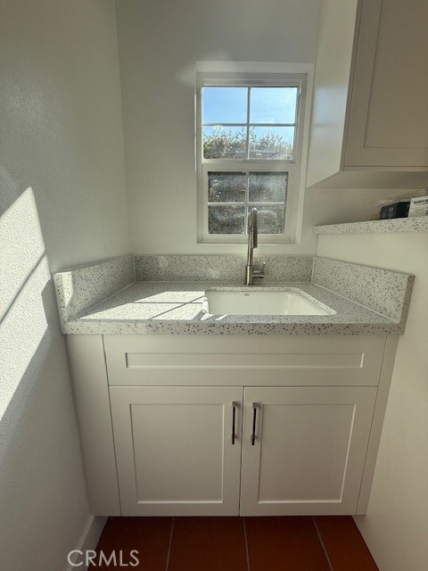 Bar sink