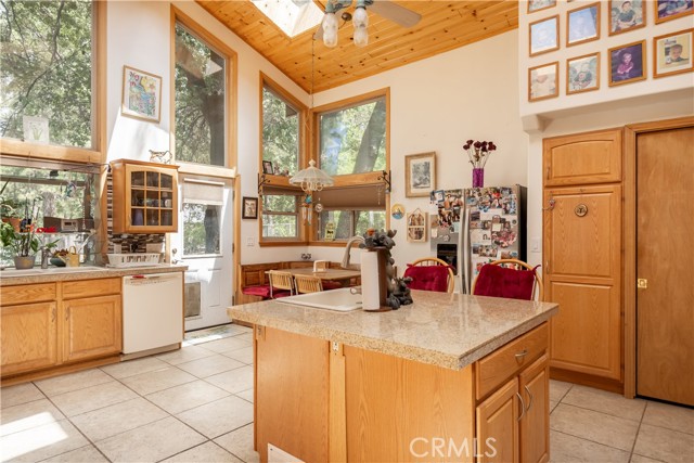 793 Knight Avenue, Big Bear Lake CA: https://media.crmls.org/medias/933705c4-0195-490b-99f7-9b38d0b3b5dd.jpg