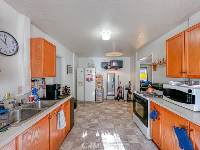 3915 E 11th Street, Long Beach CA: https://media.crmls.org/medias/9337e92a-9378-4490-9e07-907cefb1834c.jpg