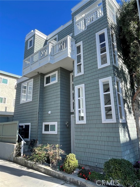 127 4th Street, Hermosa Beach, California 90254, 3 Bedrooms Bedrooms, ,2 BathroomsBathrooms,Residential,Sold,4th,SB25172664