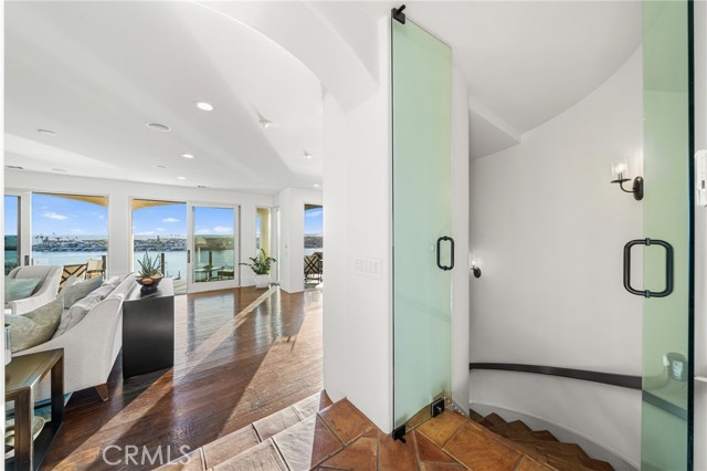 Detail Gallery Image 16 of 66 For 2301 Pacific Dr, Corona Del Mar,  CA 92625 - 4 Beds | 3/1 Baths