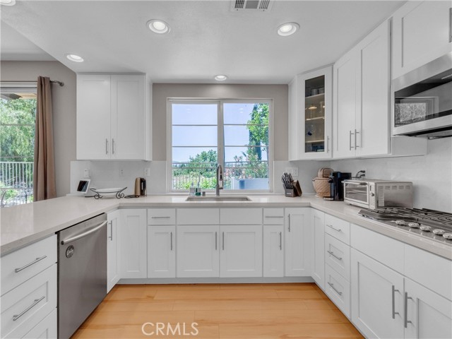 5637 Como Circle, Woodland Hills CA: https://media.crmls.org/medias/933e6148-4f8f-4649-b917-10dcf0c7f9bc.jpg
