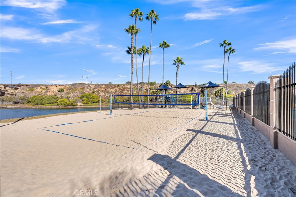 https://media.crmls.org/medias/93441c28-4672-4068-895f-359a2dd3d173.jpg?preset=X-Large