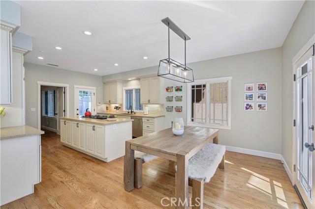 Breakfast Table & Kitchen