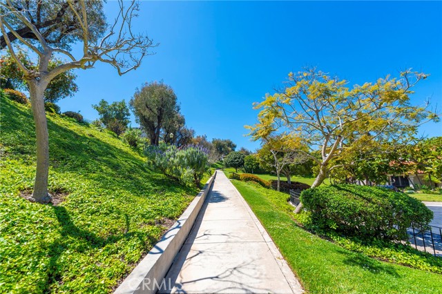 4 Santa Cruz Court, Manhattan Beach CA: https://media.crmls.org/medias/9346e88e-d098-450c-a05e-d5859a9845d1.jpg