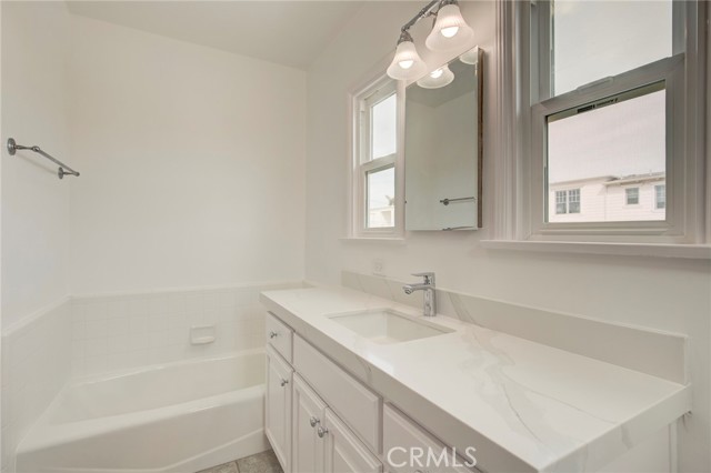 Detail Gallery Image 14 of 26 For 333 5th St, Manhattan Beach,  CA 90266 - 3 Beds | 2/1 Baths