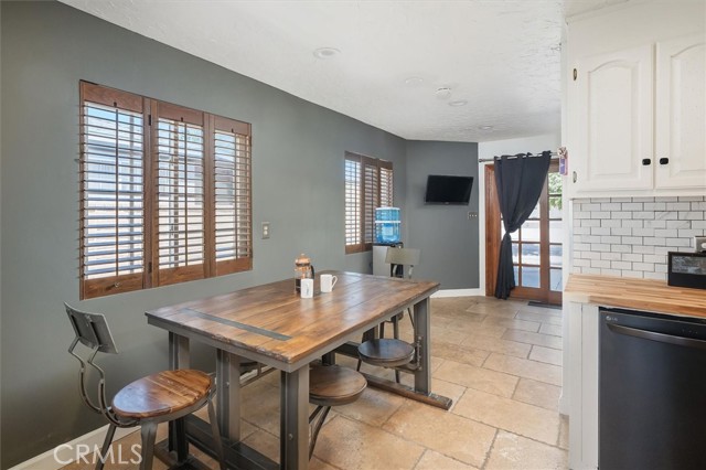 25112 De Wolfe Road, Newhall CA: https://media.crmls.org/medias/934b5ba5-914c-4030-bf2f-ee27342437f1.jpg