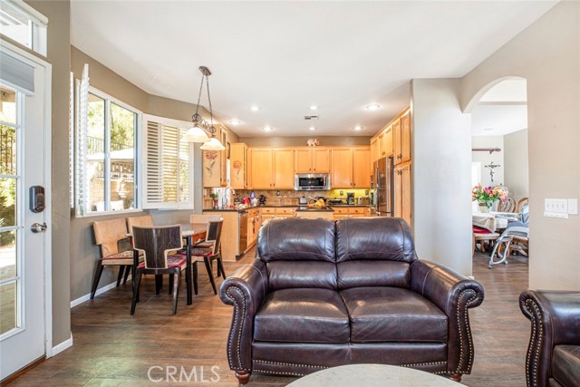 28741 Park Woodland Place, Saugus CA: https://media.crmls.org/medias/934cd476-4f76-4bb5-974d-bfbf665fe4a8.jpg