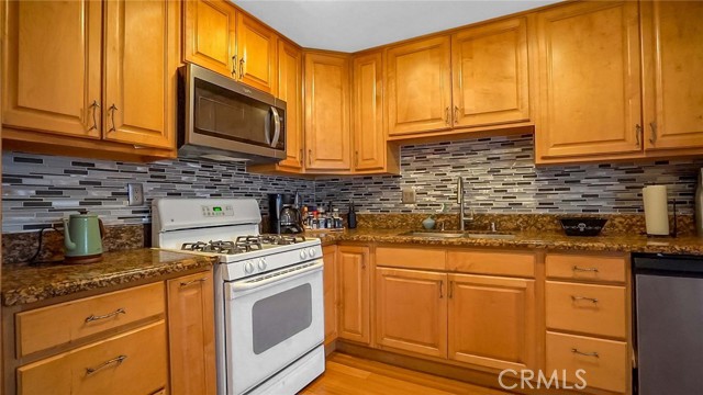 Detail Gallery Image 7 of 33 For 15801 Wyandotte St #109,  Lake Balboa,  CA 91406 - 3 Beds | 2/1 Baths