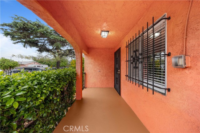 157 E 70th Street, Los Angeles CA: https://media.crmls.org/medias/93551445-6325-456b-adb2-548a66b7a6d7.jpg