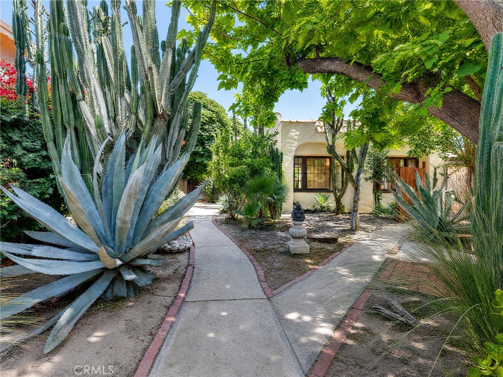 https://media.crmls.org/medias/93567a4c-ea72-4c97-b14f-a24b855db1fe.jpg?preset=X-Large