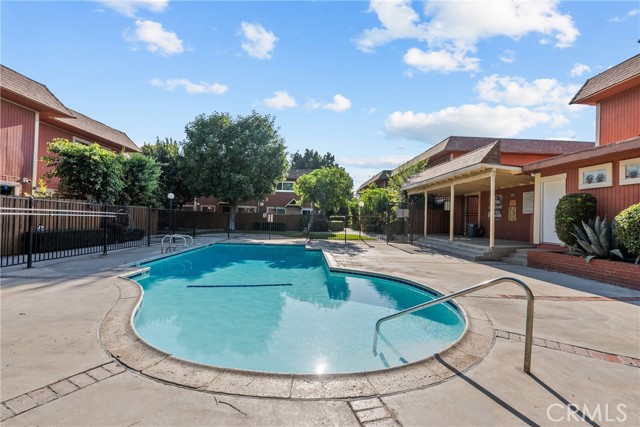 14265 Terra Bella St, Panorama City CA: https://media.crmls.org/medias/93568403-df62-4e0b-b53b-71aff96663ac.jpg