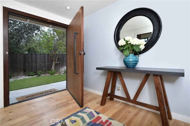4751 Del Moreno Drive, Woodland Hills CA: https://media.crmls.org/medias/93593421-7c40-4f43-a2a9-ff19d47810f4.jpg