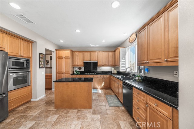 Detail Gallery Image 2 of 38 For 31923 Corte De Pinos, Winchester,  CA 92596 - 4 Beds | 3/1 Baths