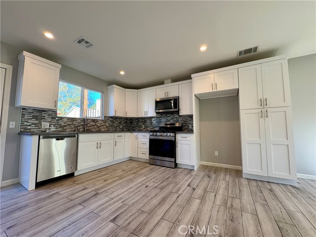 Detail Gallery Image 1 of 10 For 10947 Hayvenhurst Ave, Granada Hills,  CA 91344 - 3 Beds | 2 Baths