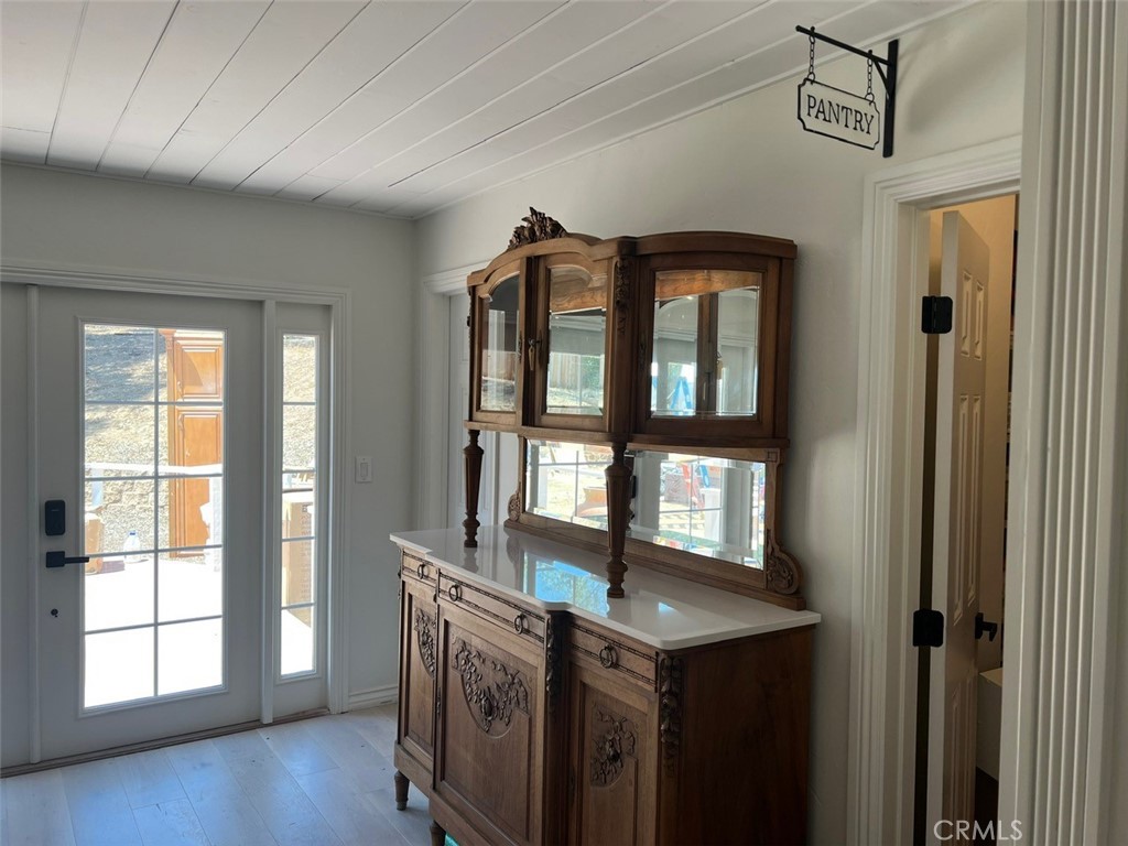 https://media.crmls.org/medias/935de7d5-90e7-475d-b508-cb7da018bb7d.jpg?preset=X-Large